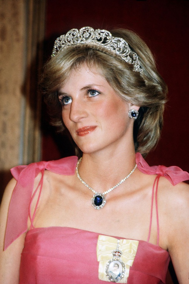 Diana và 9 bộ cánh tưởng ok nhưng lại là tày trời với Hoàng gia Anh: Nổi tiếng nhất là váy trả thù, bất ngờ nhất là lần lộ hàng khi còn là cô trông trẻ - Ảnh 3.