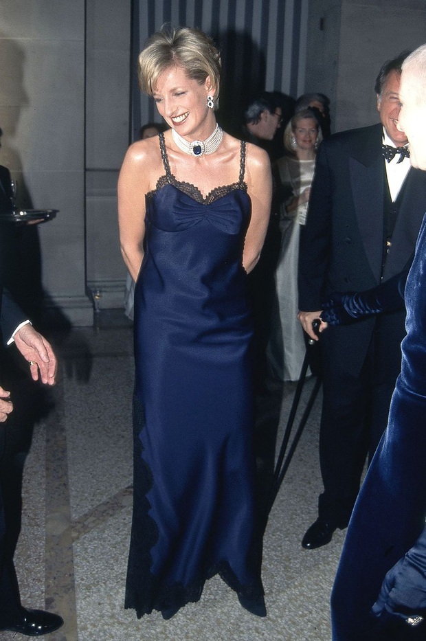 Diana và 9 bộ cánh tưởng ok nhưng lại là tày trời với Hoàng gia Anh: Nổi tiếng nhất là váy trả thù, bất ngờ nhất là lần lộ hàng khi còn là cô trông trẻ - Ảnh 9.