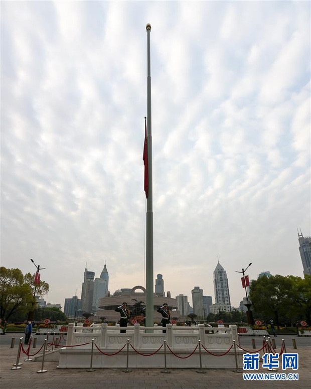 Ảnh: Trung Quốc tổ chức tưởng niệm nạn nhân Covid-19 trong ngày Thanh minh - Ảnh 2.
