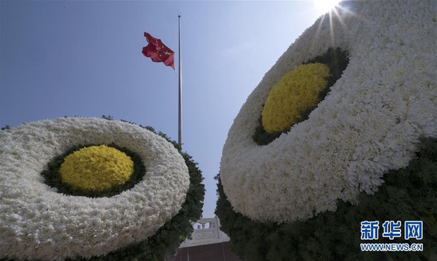 Ảnh: Trung Quốc tổ chức tưởng niệm nạn nhân Covid-19 trong ngày Thanh minh - Ảnh 15.