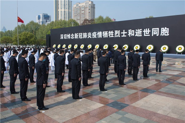 Ảnh: Trung Quốc tổ chức tưởng niệm nạn nhân Covid-19 trong ngày Thanh minh - Ảnh 3.