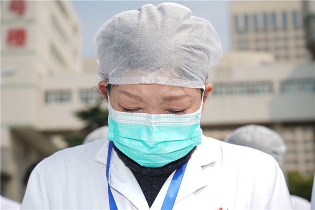 Ảnh: Trung Quốc tổ chức tưởng niệm nạn nhân Covid-19 trong ngày Thanh minh - Ảnh 7.