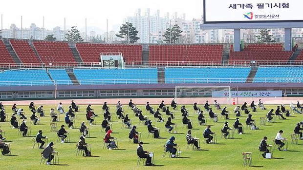 Kỳ thi tuyển công chức tại Hàn Quốc: Sinh viên bắt buộc đo thân nhiệt, đeo khẩu trang và cách xa nhau ít nhất 5 mét! - Ảnh 1.