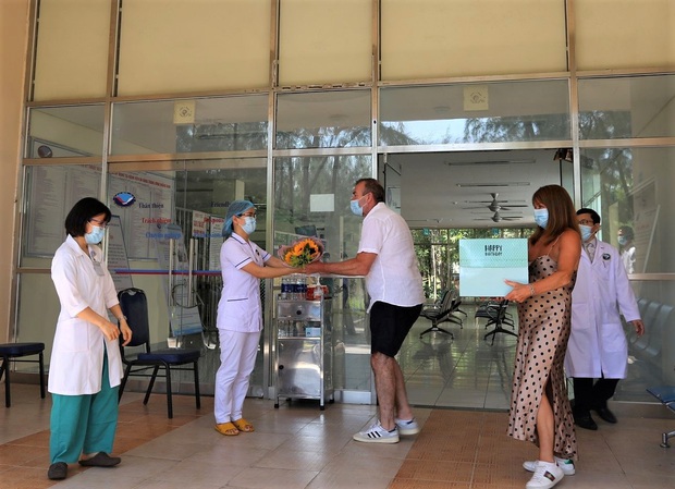 Bệnh nhân Covid-19 thứ 57 xuất viện, tặng hoa và cúi đầu cảm ơn bác sĩ bằng tiếng Việt - Ảnh 3. Bệnh nhân Covid-19 thứ 57 xuất viện, tặng hoa và cúi đầu cảm ơn bác sĩ bằng tiếng Việt - Ảnh 3.