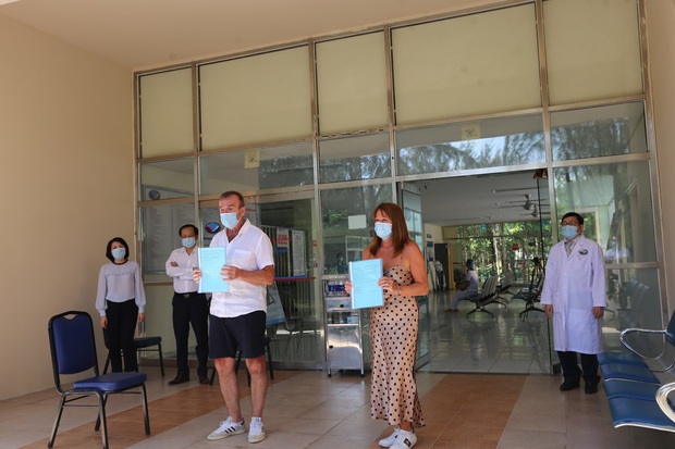 Bệnh nhân Covid-19 thứ 57 xuất viện, tặng hoa và cúi đầu cảm ơn bác sĩ bằng tiếng Việt - Ảnh 4. Bệnh nhân Covid-19 thứ 57 xuất viện, tặng hoa và cúi đầu cảm ơn bác sĩ bằng tiếng Việt - Ảnh 4.