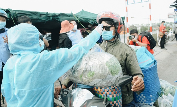 Dựng lều dã chiến kiểm soát dịch tại các cửa ngõ Sài Gòn, phát hiện 3 người có thân nhiệt cao - Ảnh 11. Dựng lều dã chiến kiểm soát dịch tại các cửa ngõ Sài Gòn, phát hiện 3 người có thân nhiệt cao - Ảnh 11.