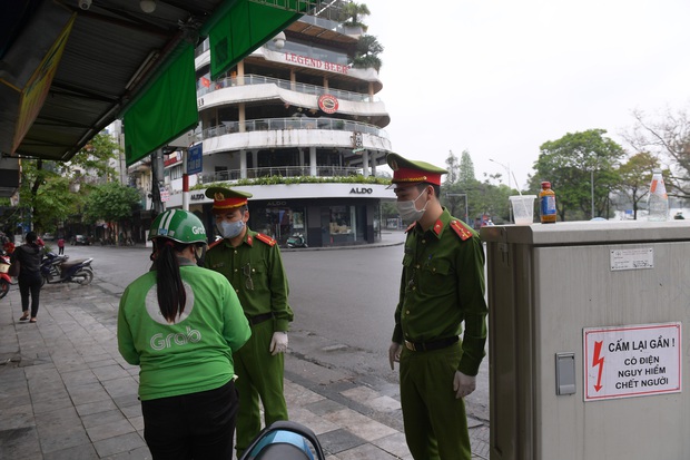 Đã có 3 người Hà Nội đầu tiên bị xử phạt vì ra đường khi không cần thiết - Ảnh 2.