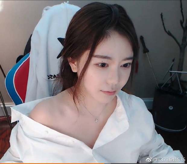 Hết kéo áo lên rồi lại hạ xuống trên sóng, nữ streamer xinh đẹp khiến người xem đứng ngồi không yên - Ảnh 6.