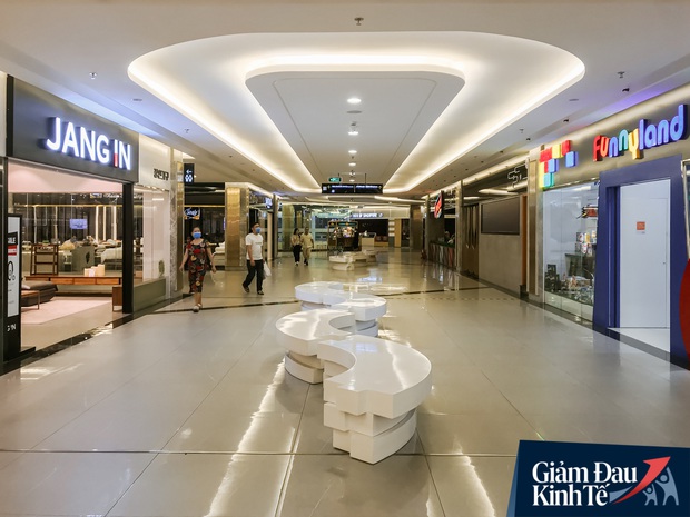 Cảnh tượng vắng chưa từng thấy tại loạt trung tâm thương mại đình đám nhất Sài Gòn, số người ra vào chỉ đếm trên đầu ngón tay - Ảnh 21.