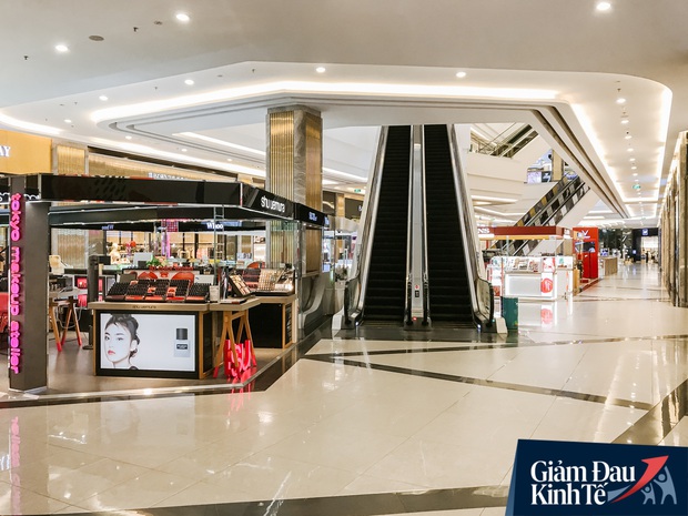 Cảnh tượng vắng chưa từng thấy tại loạt trung tâm thương mại đình đám nhất Sài Gòn, số người ra vào chỉ đếm trên đầu ngón tay - Ảnh 5.