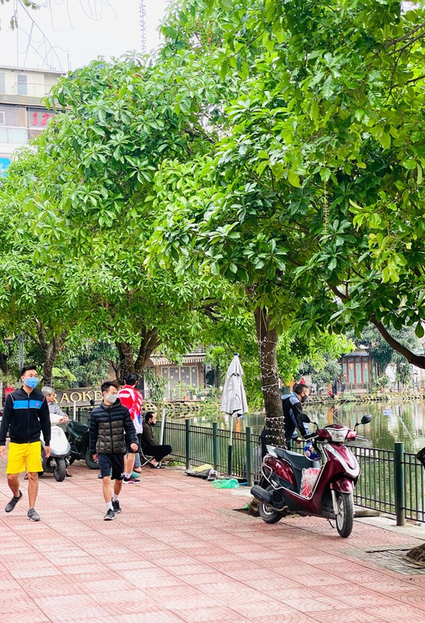 Người dân Hà Nội vẫn đổ ra hồ tập thể thao trong lúc cách ly toàn xã hội - Ảnh 7.