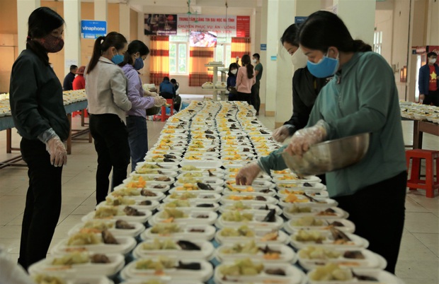 Câu chuyện ấm lòng về nhóm giảng viên trường Đại học Hà Tĩnh đi từng nhà dân kêu gọi quyên góp nhu yếu phẩm cho khu cách ly 1.000 người - Ảnh 3. Câu chuyện ấm lòng về nhóm giảng viên trường Đại học Hà Tĩnh đi từng nhà dân kêu gọi quyên góp nhu yếu phẩm cho khu cách ly 1.000 người - Ảnh 3.
