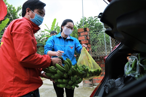 Câu chuyện ấm lòng về nhóm giảng viên trường Đại học Hà Tĩnh đi từng nhà dân kêu gọi quyên góp nhu yếu phẩm cho khu cách ly 1.000 người - Ảnh 1. Câu chuyện ấm lòng về nhóm giảng viên trường Đại học Hà Tĩnh đi từng nhà dân kêu gọi quyên góp nhu yếu phẩm cho khu cách ly 1.000 người - Ảnh 1.
