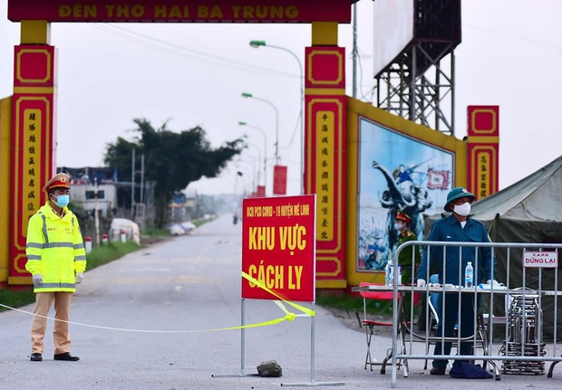 Ảnh: Cận cảnh chốt kiểm soát, phong tỏa thôn Hạ Lôi nơi bệnh nhân 243 sinh sống - Ảnh 2. Ảnh: Cận cảnh chốt kiểm soát, phong tỏa thôn Hạ Lôi nơi bệnh nhân 243 sinh sống - Ảnh 2.