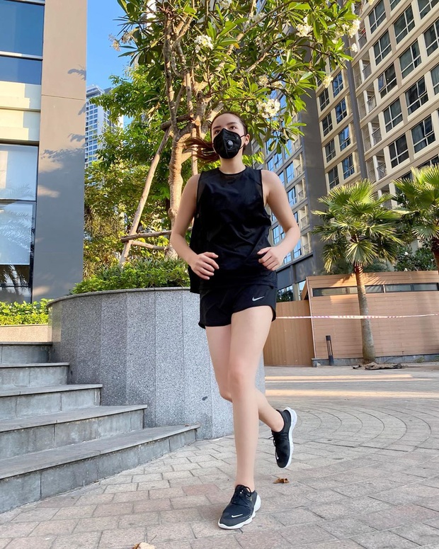 Cả loạt bài tập sáng tạo vô biên của sao Việt khi tránh dịch ở nhà, có người còn khoe cơ bụng số 11 thấy mà thèm - Ảnh 7. Cả loạt bài tập sáng tạo vô biên của sao Việt khi tránh dịch ở nhà, có người còn khoe cơ bụng số 11 thấy mà thèm - Ảnh 7.