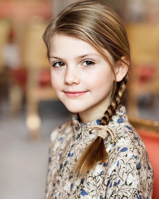 Công chúa Estelle của Thụy Điển: Nữ hoàng tương lai mới 8 tuổi đã xinh đẹp xuất chúng, đốn tim dân tình với style đáng yêu siêu cấp - Ảnh 2.