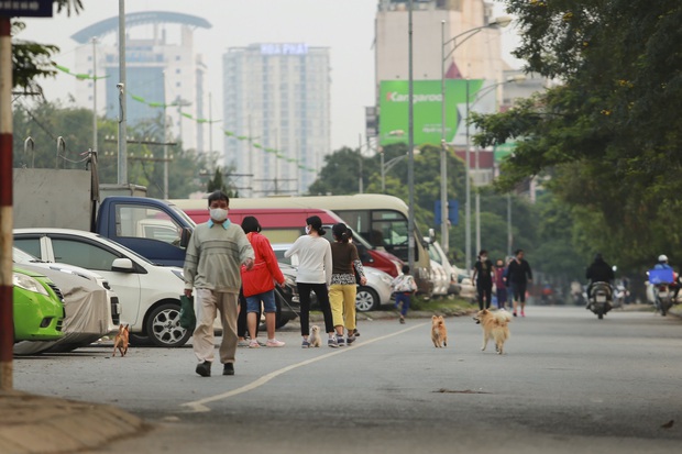 Tròn 1 tuần thực hiện giãn cách xã hội, đường phố Hà Nội bất ngờ đông đúc trở lại: Lạc quan thái quá thành chủ quan? - Ảnh 4.
