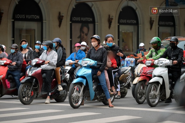 Khi cách ly xã hội “là việc của ai khác không phải tôi”: Lòng đường vắng xe thành nơi tập thể dục, hoãn gì chứ không thể hoãn đi tâm sự hẹn hò? - Ảnh 18.