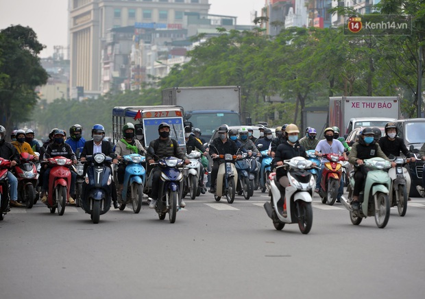 Khi cách ly xã hội “là việc của ai khác không phải tôi”: Lòng đường vắng xe thành nơi tập thể dục, hoãn gì chứ không thể hoãn đi tâm sự hẹn hò? - Ảnh 17.