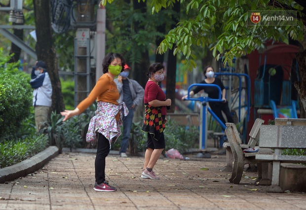 Khi cách ly xã hội “là việc của ai khác không phải tôi”: Lòng đường vắng xe thành nơi tập thể dục, hoãn gì chứ không thể hoãn đi tâm sự hẹn hò? - Ảnh 4.