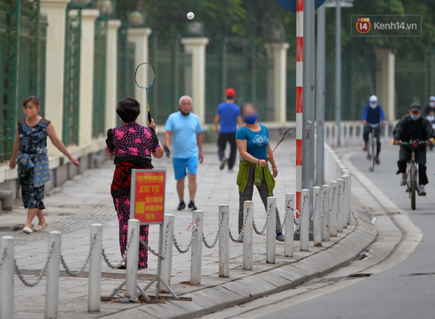 Khi cách ly xã hội “là việc của ai khác không phải tôi”: Lòng đường vắng xe thành nơi tập thể dục, hoãn gì chứ không thể hoãn đi tâm sự hẹn hò? - Ảnh 11.