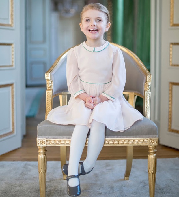 Công chúa Estelle của Thụy Điển: Nữ hoàng tương lai mới 8 tuổi đã xinh đẹp xuất chúng, đốn tim dân tình với style đáng yêu siêu cấp - Ảnh 7.