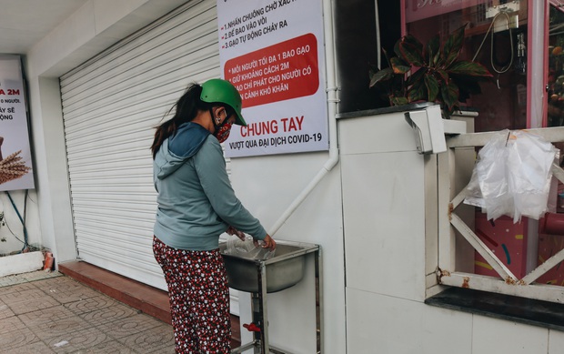 Chủ nhân máy “ATM nhả gạo” nói gì khi có nhóm người đến nhận gạo nhiều lần, tranh phần của bà con nghèo? - Ảnh 6.