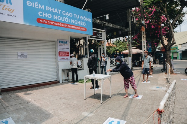 Chủ nhân máy “ATM nhả gạo” nói gì khi có nhóm người đến nhận gạo nhiều lần, tranh phần của bà con nghèo? - Ảnh 2.