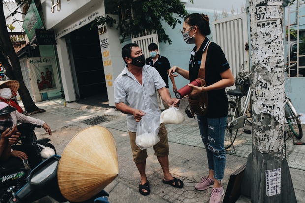 Chủ nhân máy “ATM nhả gạo” nói gì khi có nhóm người đến nhận gạo nhiều lần, tranh phần của bà con nghèo? - Ảnh 7.