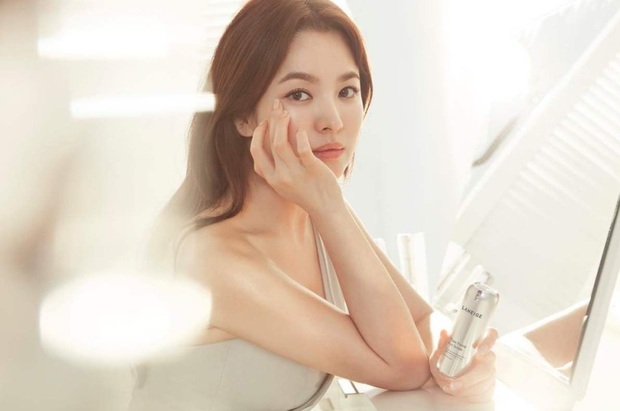 2 thái cực đối lập: Song Hye Kyo bán tháo biệt thự giá rẻ vì khó khăn kinh tế, Song Joong Ki phất như diều gặp gió - Ảnh 2.