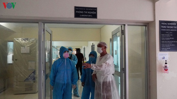Ảnh: Bên trong khu xét nghiệm virus SARS-CoV-2 ở Viện Pasteur TP.HCM - Ảnh 1. Ảnh: Bên trong khu xét nghiệm virus SARS-CoV-2 ở Viện Pasteur TP.HCM - Ảnh 1.