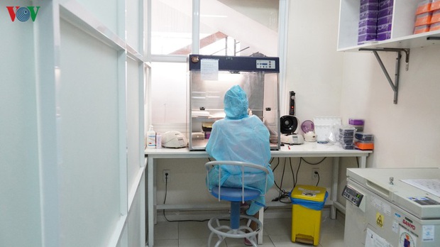 Ảnh: Bên trong khu xét nghiệm virus SARS-CoV-2 ở Viện Pasteur TP.HCM - Ảnh 11. Ảnh: Bên trong khu xét nghiệm virus SARS-CoV-2 ở Viện Pasteur TP.HCM - Ảnh 11.