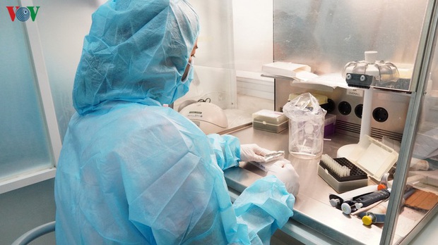 Ảnh: Bên trong khu xét nghiệm virus SARS-CoV-2 ở Viện Pasteur TP.HCM - Ảnh 12. Ảnh: Bên trong khu xét nghiệm virus SARS-CoV-2 ở Viện Pasteur TP.HCM - Ảnh 12.