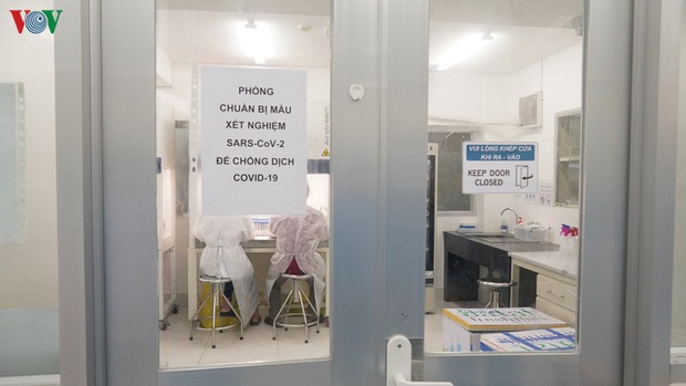 Ảnh: Bên trong khu xét nghiệm virus SARS-CoV-2 ở Viện Pasteur TP.HCM - Ảnh 3. Ảnh: Bên trong khu xét nghiệm virus SARS-CoV-2 ở Viện Pasteur TP.HCM - Ảnh 3.