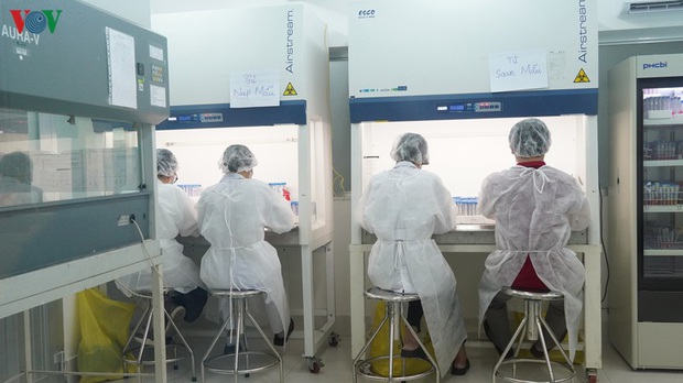 Ảnh: Bên trong khu xét nghiệm virus SARS-CoV-2 ở Viện Pasteur TP.HCM - Ảnh 4. Ảnh: Bên trong khu xét nghiệm virus SARS-CoV-2 ở Viện Pasteur TP.HCM - Ảnh 4.