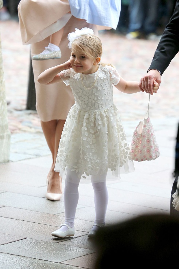 Công chúa Estelle của Thụy Điển: Nữ hoàng tương lai mới 8 tuổi đã xinh đẹp xuất chúng, đốn tim dân tình với style đáng yêu siêu cấp - Ảnh 9.