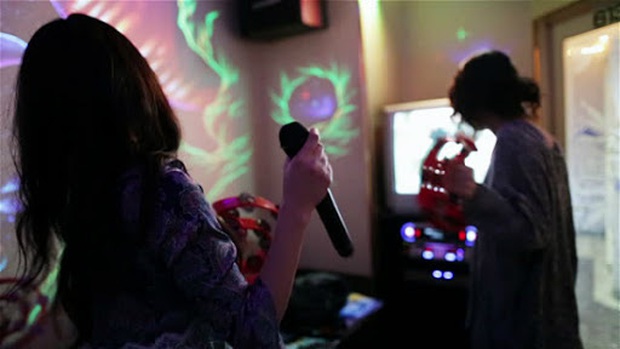 Hát karaoke gây ra tiếng ồn lớn có thể bị phạt đến 320 triệu đồng - Ảnh 1.