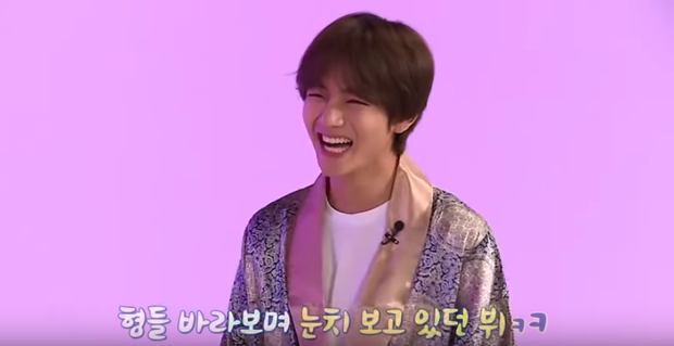 V bị soi vì mất tập trung do liên tục bấm điện thoại lúc đang quay show chung với BTS - Ảnh 3. V bị soi vì mất tập trung do liên tục bấm điện thoại lúc đang quay show chung với BTS - Ảnh 3.