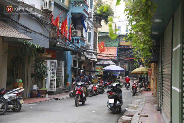 Ngắm nhịp sống trầm lặng trên những con phố siêu ngắn ở Hà Nội mùa dịch Covid -19 - Ảnh 13.