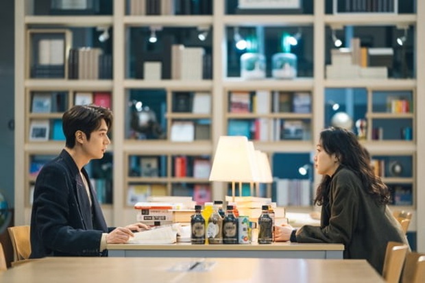 BỆ HẠ BẤT TỬ hé lộ cảnh hoàng đế Lee Min Ho và Kim Go Eun lén lút hẹn hò nơi thư viện - Ảnh 4.