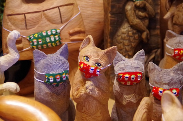 Ngôi đền đặc biệt ở Nhật Bản được mệnh danh là Đền Mèo, trụ trì tự tay làm khẩu trang cho hàng trăm chú mèo gỗ từ tã lót trẻ em - Ảnh 2.