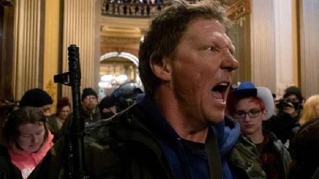 Dân Mỹ mang súng vào nhà Quốc hội tiểu bang biểu tình, phản đối lệnh phong tỏa