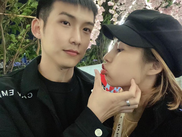 Crush cháu trai giám đốc chuẩn mẫu tổng tài, cô gái định rút lui vì thấy không xứng thì bất ngờ được tỏ tình “từ bây giờ em là của anh” - Ảnh 1. Crush cháu trai giám đốc chuẩn mẫu tổng tài, cô gái định rút lui vì thấy không xứng thì bất ngờ được tỏ tình “từ bây giờ em là của anh” - Ảnh 1.