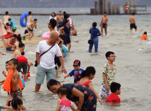 Bãi biển Hạ Long nhộn nhịp, khu vui chơi náo nhiệt sau một ngày hoạt động trở lại - Ảnh 2.