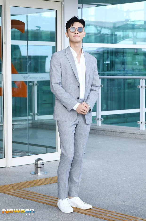 Ông chủ Danbam Park Seo Joon đúng là nam thần sân bay: Lúc như CEO đã giàu còn soái, khi đi dép xỏ ngón cũng ngầu như catwalk - Ảnh 3.