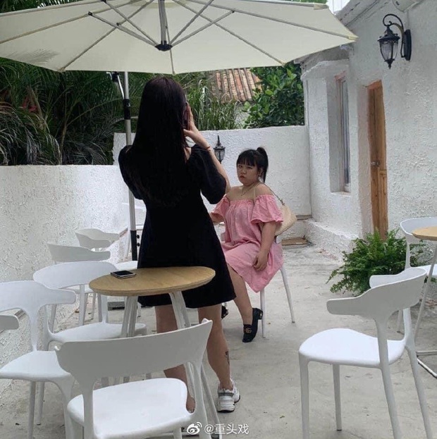 Xôn xao hai gái xinh bị bóc mẽ sống ảo, chỉ 1 bức ảnh chụp trộm của team qua đường đã vạch trần tất cả - Ảnh 3. Xôn xao hai gái xinh bị bóc mẽ sống ảo, chỉ 1 bức ảnh chụp trộm của team qua đường đã vạch trần tất cả - Ảnh 3.