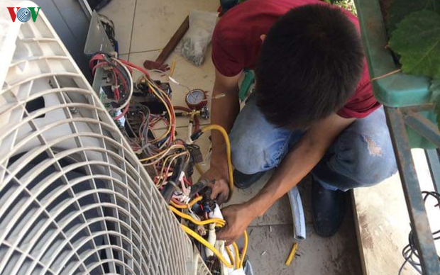 Thợ điều hòa ở Hà Nội đút túi vài triệu mỗi ngày mùa nắng nóng - Ảnh 3.