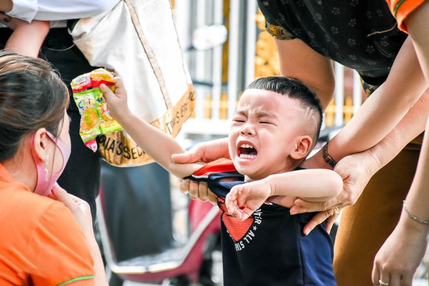 Chùm ảnh học sinh mầm non, Tiểu học mếu máo, nức nở ngày đầu trở lại trường: Cho con nghỉ thêm một hôm nữa thôi! - Ảnh 2. Chùm ảnh học sinh mầm non, Tiểu học mếu máo, nức nở ngày đầu trở lại trường: Cho con nghỉ thêm một hôm nữa thôi! - Ảnh 2.