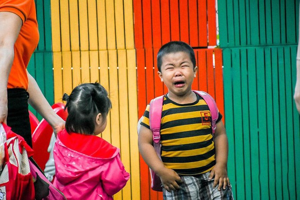 Chùm ảnh học sinh mầm non, Tiểu học mếu máo, nức nở ngày đầu trở lại trường: Cho con nghỉ thêm một hôm nữa thôi! - Ảnh 1. Chùm ảnh học sinh mầm non, Tiểu học mếu máo, nức nở ngày đầu trở lại trường: Cho con nghỉ thêm một hôm nữa thôi! - Ảnh 1.
