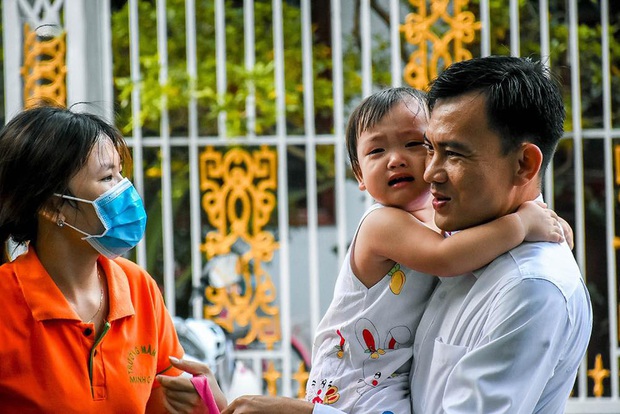 Chùm ảnh học sinh mầm non, Tiểu học mếu máo, nức nở ngày đầu trở lại trường: Cho con nghỉ thêm một hôm nữa thôi! - Ảnh 3. Chùm ảnh học sinh mầm non, Tiểu học mếu máo, nức nở ngày đầu trở lại trường: Cho con nghỉ thêm một hôm nữa thôi! - Ảnh 3.